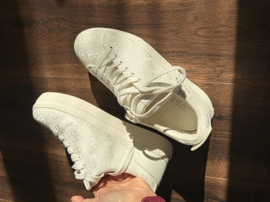 Бели дамски кецове Guess 39номер