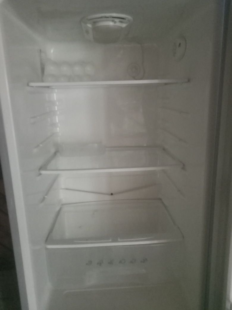 Холодильник Самсунг,не рабочий,мотор менять надо.