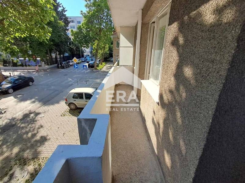 Двустаен, частично обзаведен апартамент под наем, с отделна кухня, в т