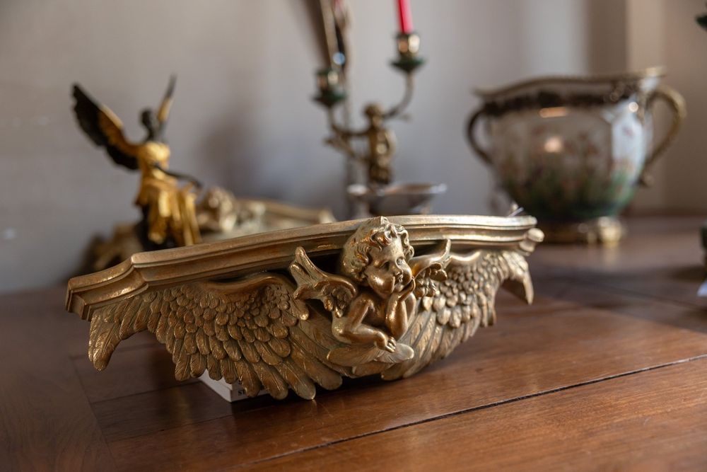 Consolă cu îngeraș gânditor