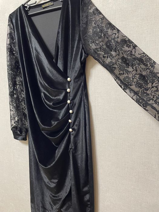 Нова черна рокля с дантелени ръкави