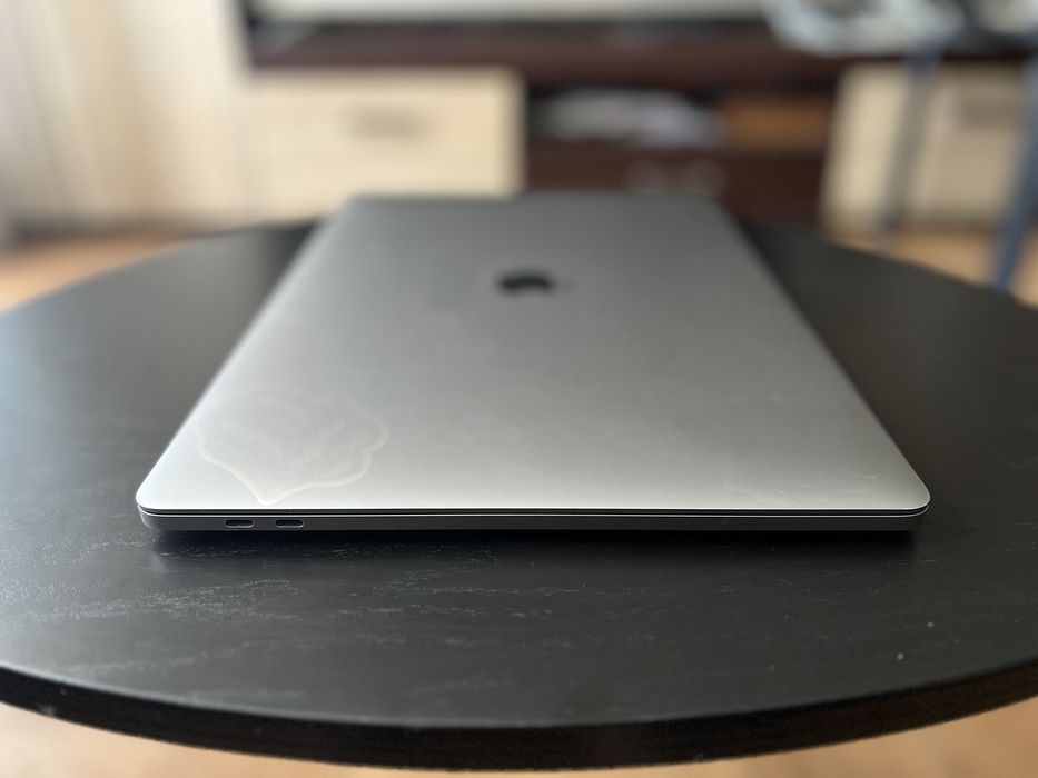 Отличен MacBook Pro 15” 2.9i9 8-Core 32GB 1TB 4GB Video