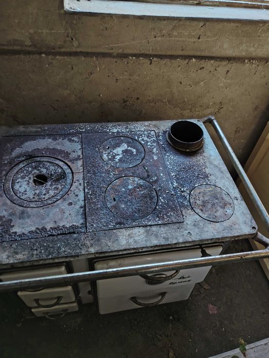 Ретро печка на дърва и въглища