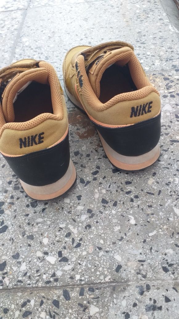 Маратонки Nike 33