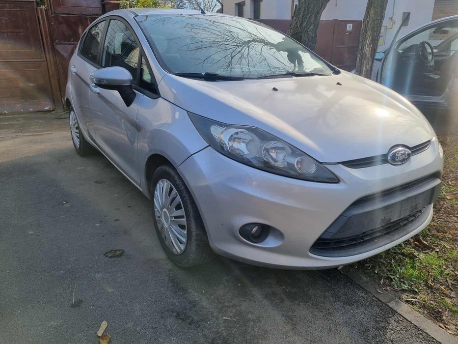 Vând Ford fiesta 2011