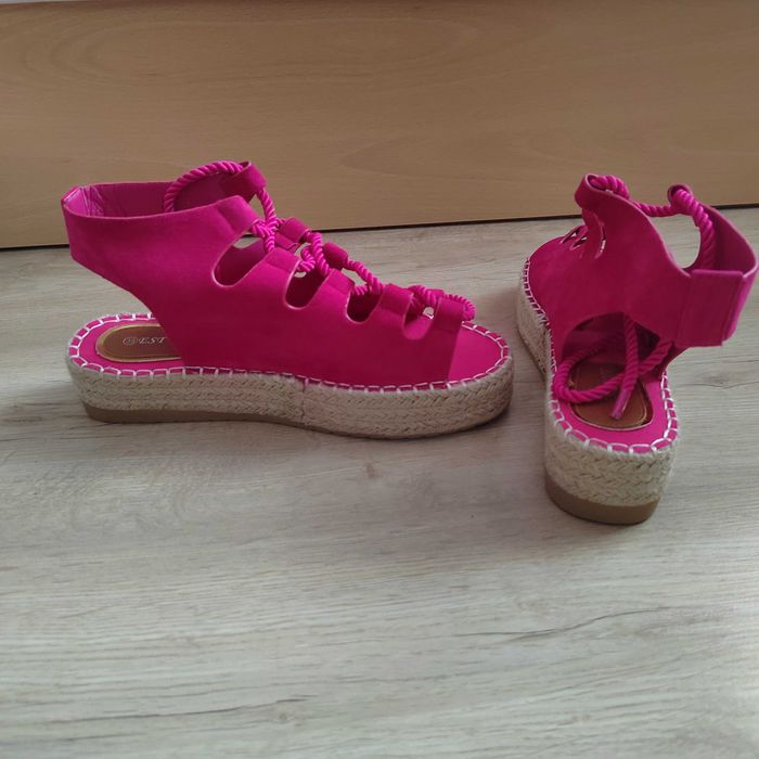 Дамски сандали на ниска платформа