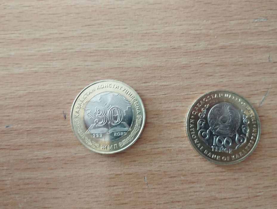 Продам две монеты новые 100 тг за 20000 тыс за две штуки