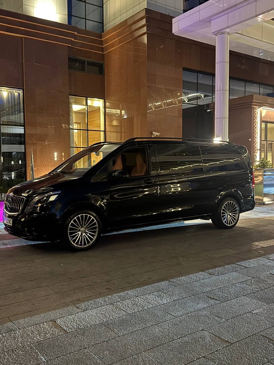 Услуга поездки на mercedes-benz Vito Viano Land Cruiser 200 rolls-royc