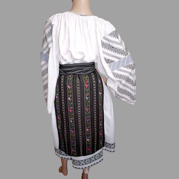 Costum popular vechi, cusut integral manual masura M
