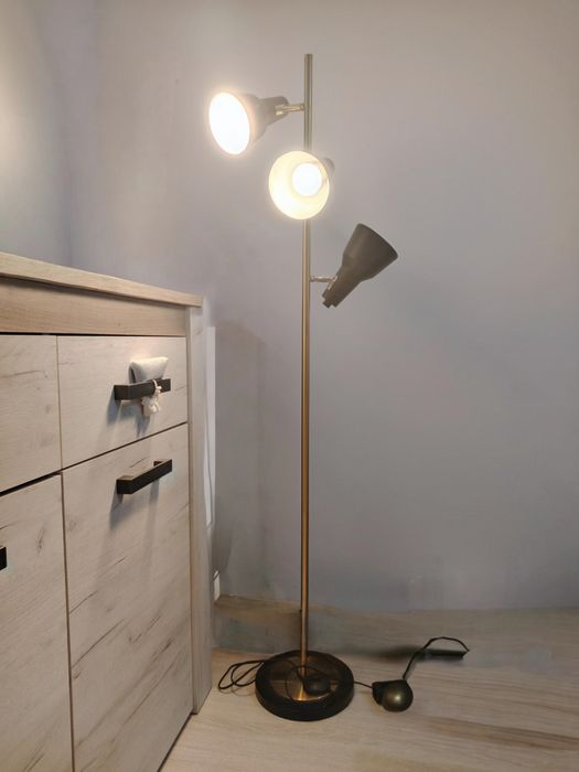 Lampadar modern cu 3 spoturi reglabile