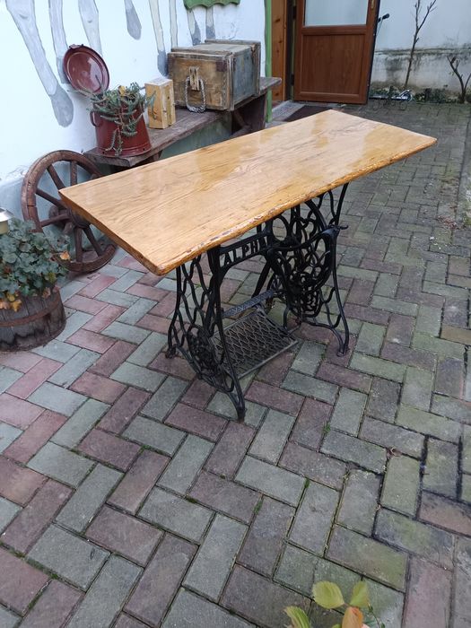 Masa de toaleta , lavoar baie , birou  din mașină de cusut