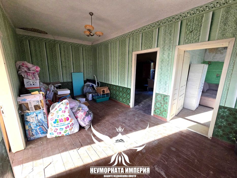 Продавам двуетажна къща 240РЗП с широк двор 1280кв. в с.Дълбок Извор