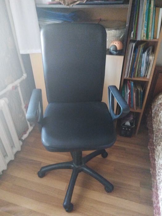 Продаю Кресло черный