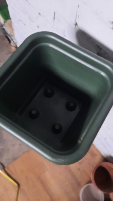 Цветочные горшки с поддоном. 2шт. Б/у. Высота 22 см, диагональ 27 см.