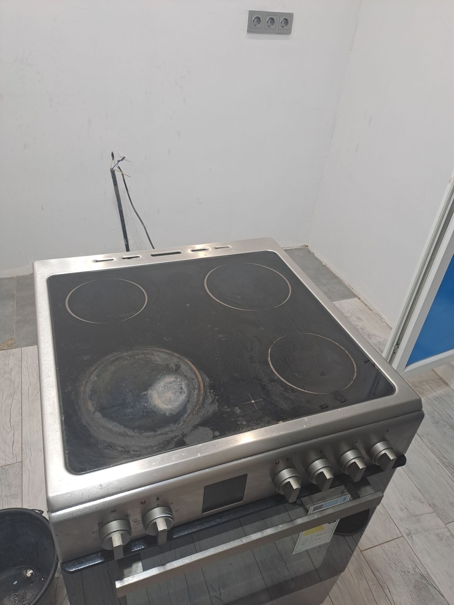 Продаю электронную плиту с духовкой