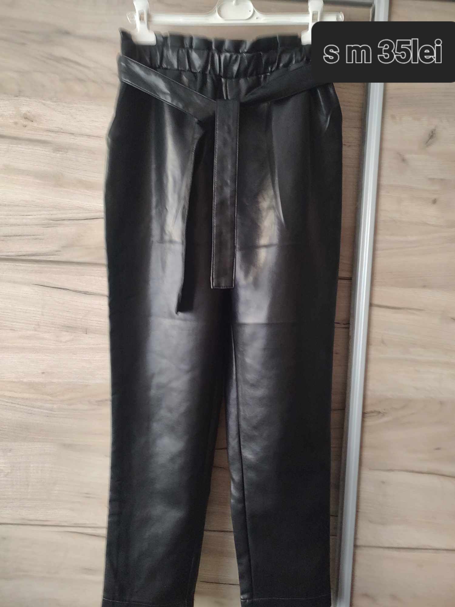 Pantaloni imitație piele.