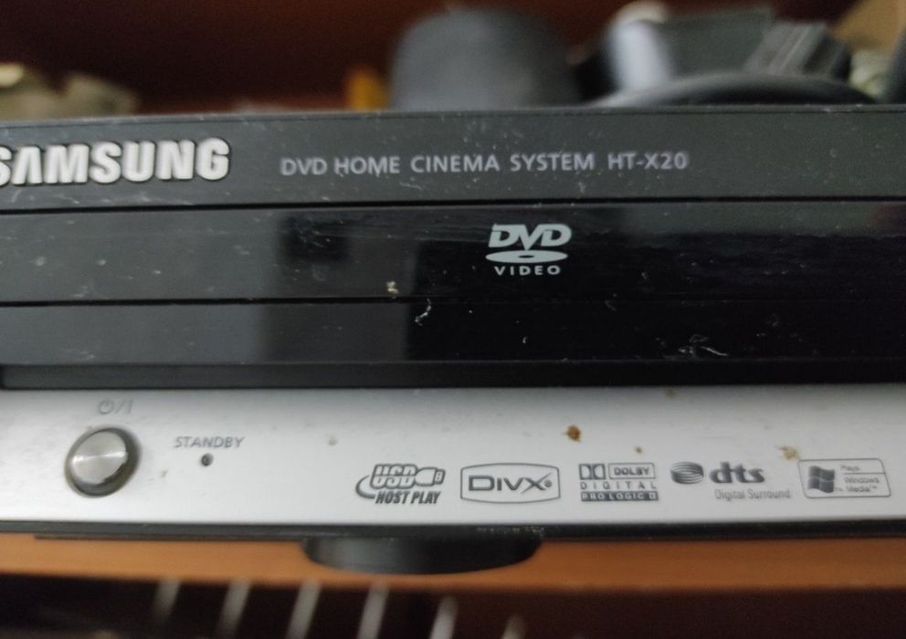 Vând DVD player Samsung cu sistem de boxe 5.1 cu subwoofer.