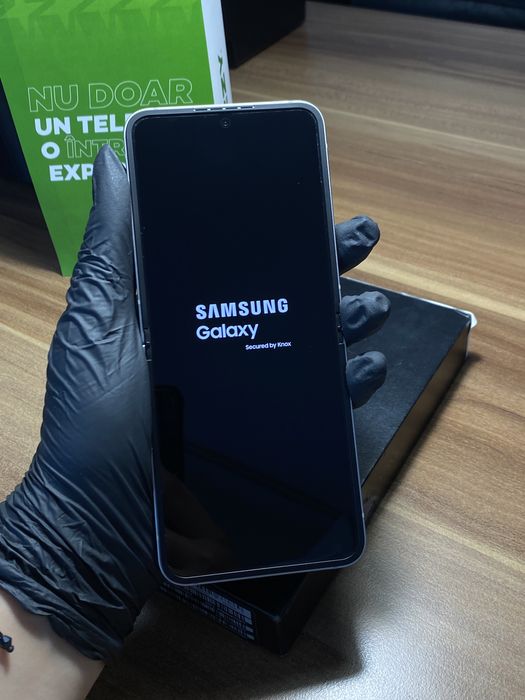 Samsung Galaxy Z Flip 6 Duos / Garanție 12 luni / 256 Gb / Ca nou