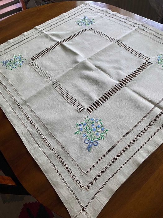 Față de masă mică din in cu broderie - vintage