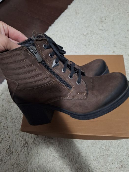 Ghete din piele întoarsă ,stare impecabilă.