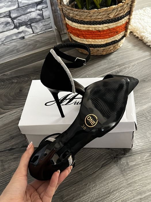 Дамски обувки с висок ток