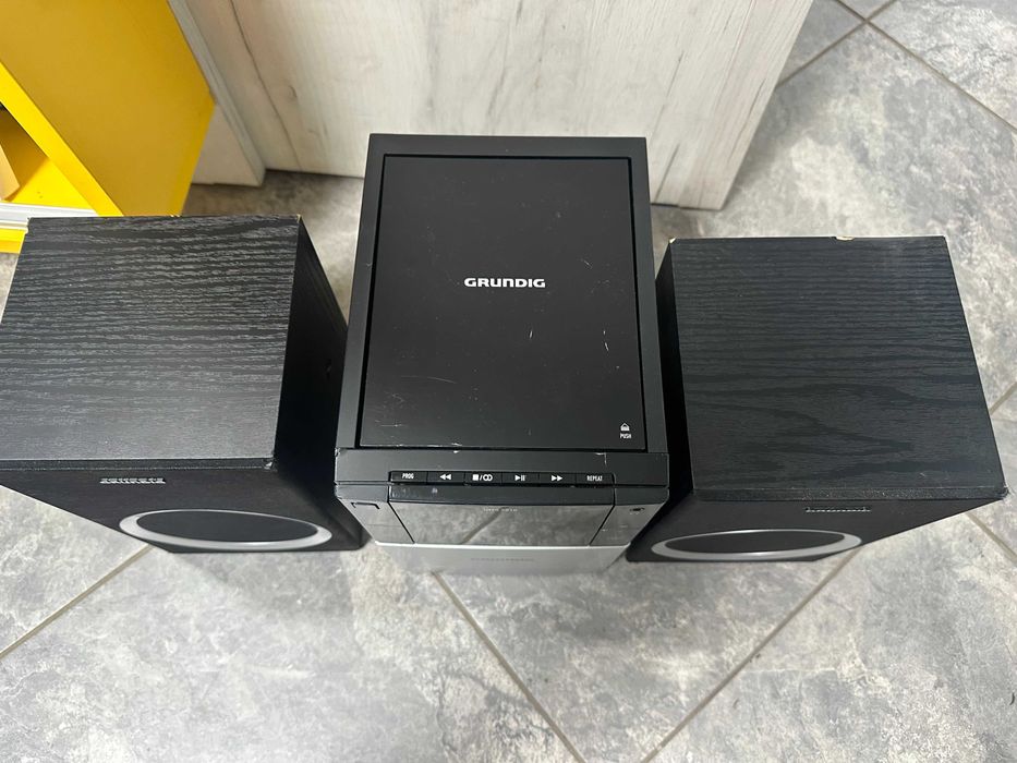 Grundig UMS 2010 микросистема с тонколони, CD, AUX, USB, FM