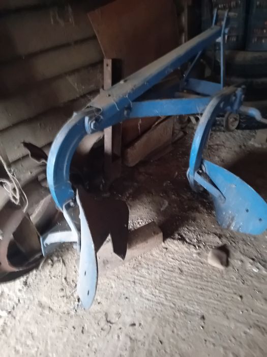 Vând remorca nebasculabila si plug pt arabil