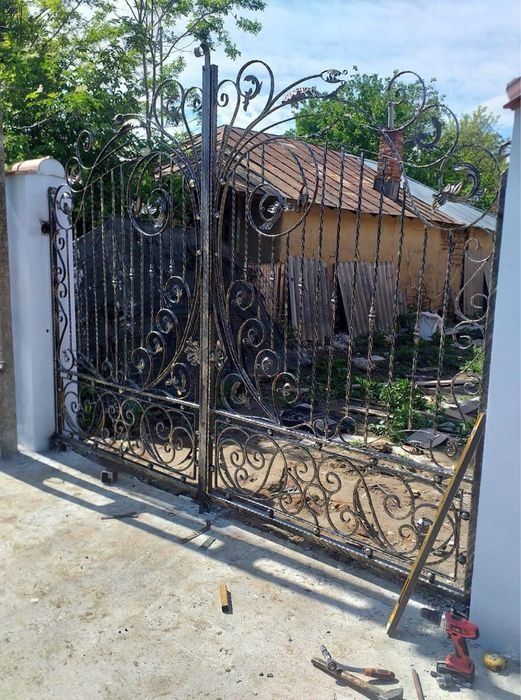 Vând/  fac garduri orice model dorit de client ne deplasam oriunde