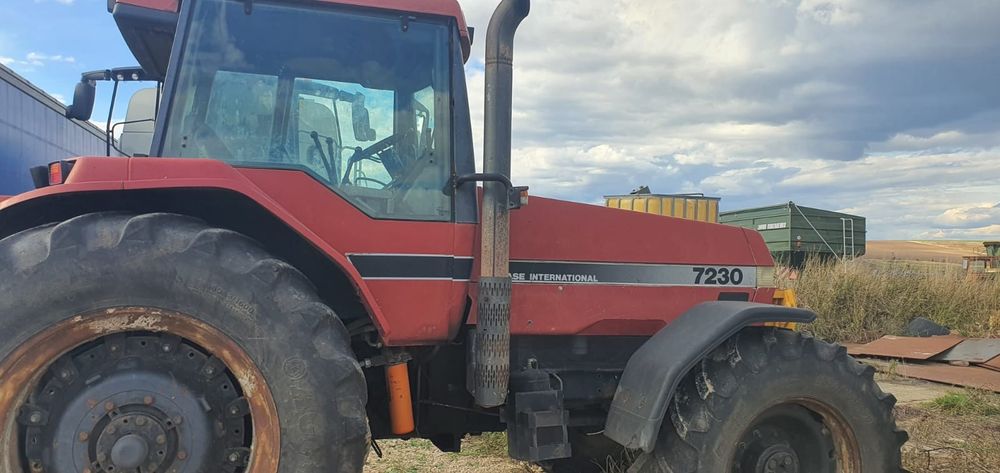 Tractor CASE 7230 și combina Clasa dominator serie maxi 108 SL