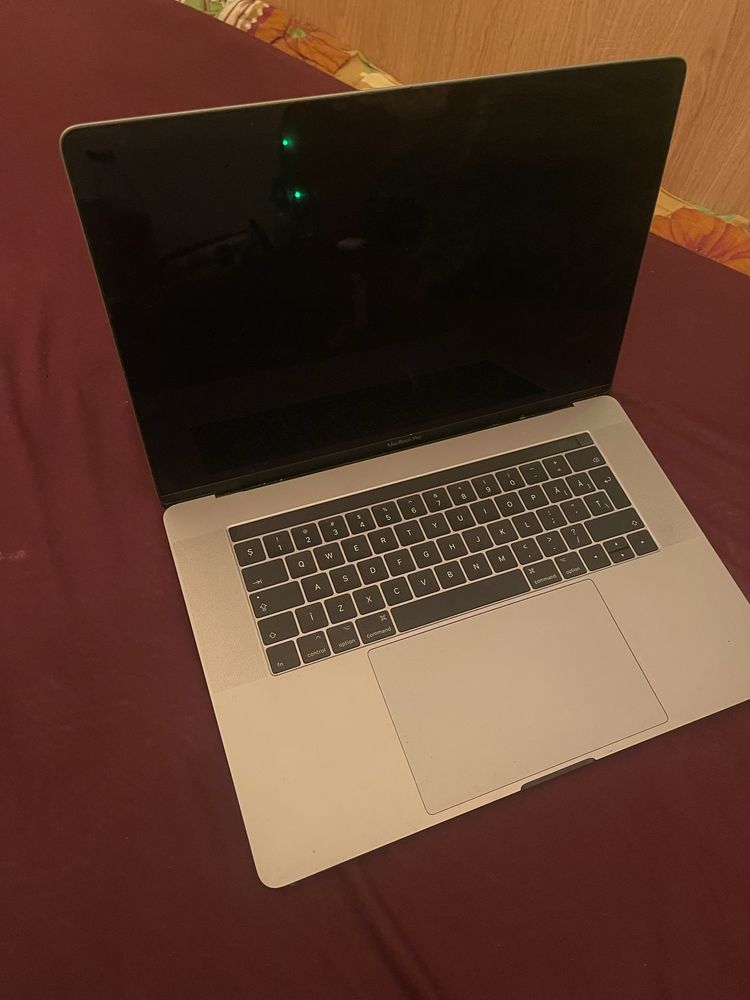 Vând Macbook pro 15 inch i7 2017