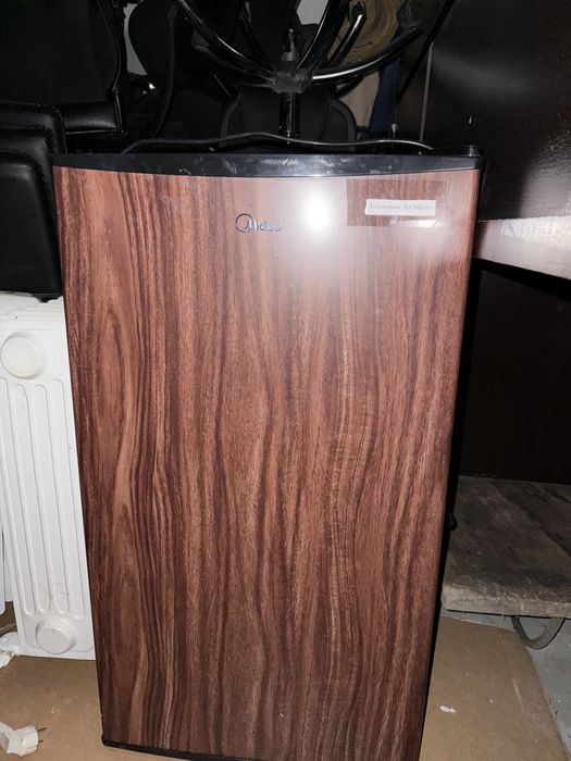 Продам мини  холодильник Midea в двух расцветках отличном состоянии