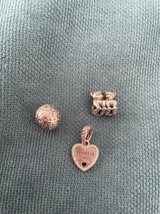 3 Charmuri Pandora originale (pret pe bucata). Restul vandute