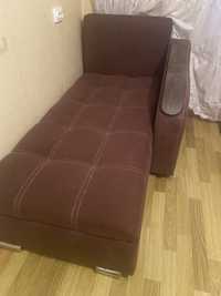 угловой маленький диван с подушками  срочно