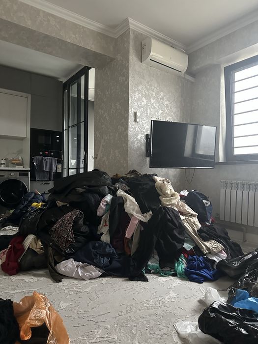 Вещи почти бесплатно. Есть и брендовые. После 21:00 можно