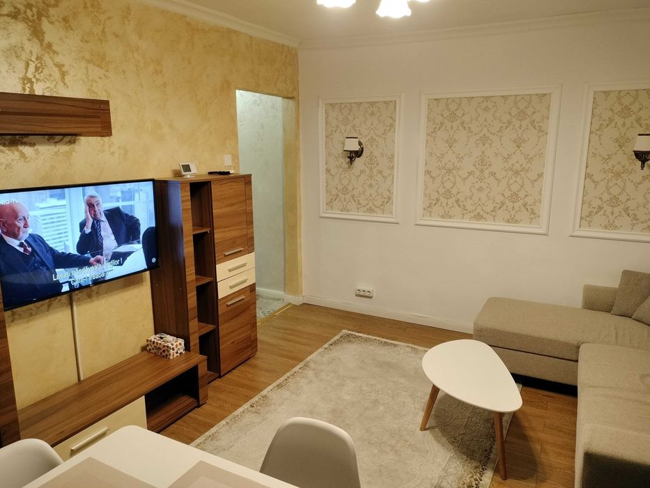Inchiriez apt cu 3 camere in Craiova/Regim Hotelier/Targul de craciun