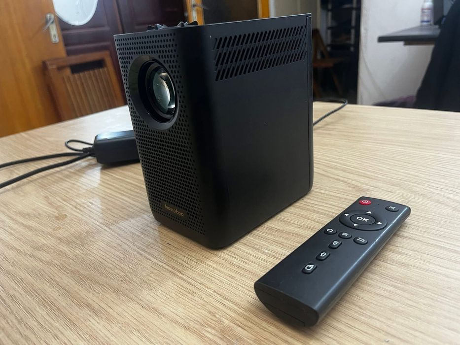 Videoproiector, usor de transportat, la tara, la chaping, etc. 400 lei