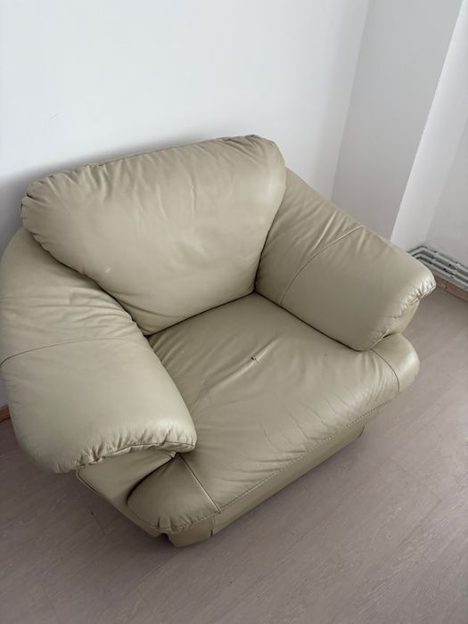 Canapea din piele + 1 fotoliu - Necesita reconditionare