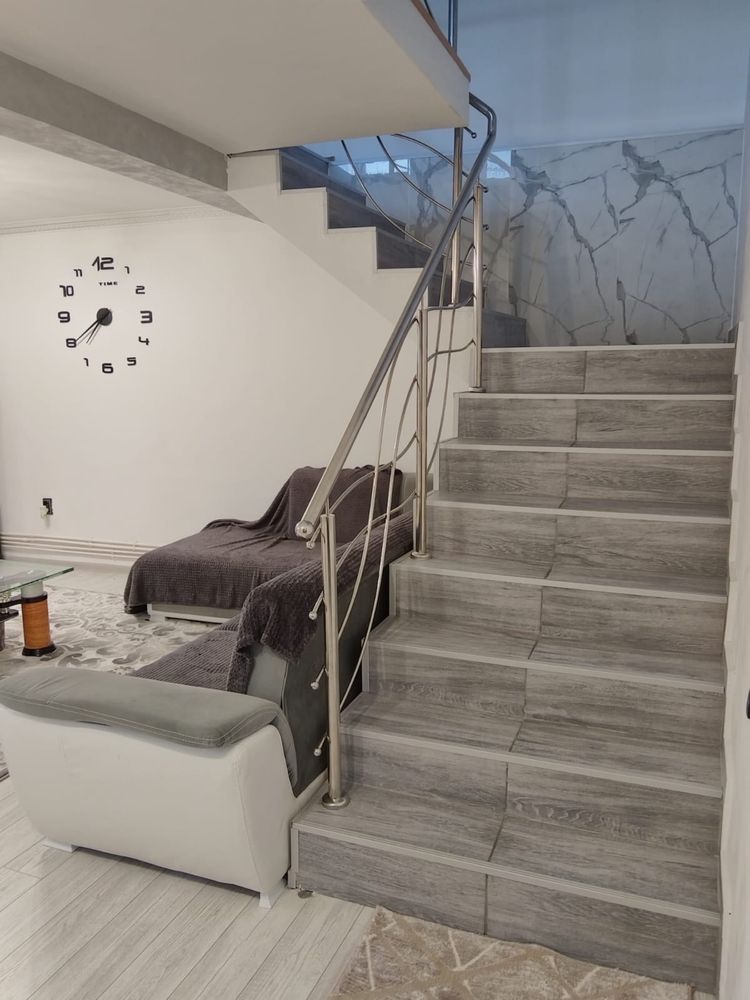 Casa de vanzare P+1 cu doua spatii comerciale