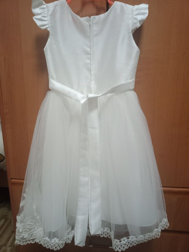 Продам красивое белое платья