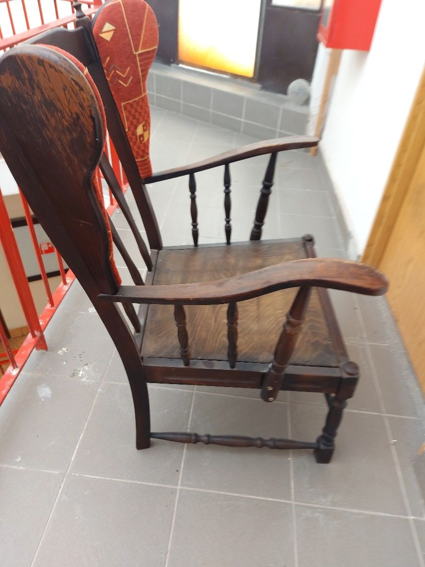 Vând scaune lemn vechi
