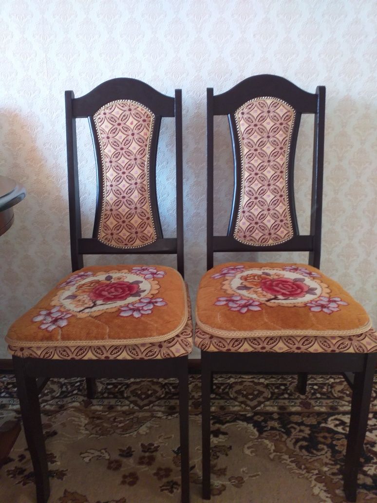 Стол в гостинную со стульями