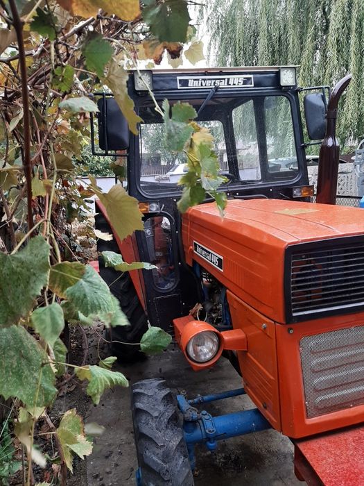 Tractor universal 445