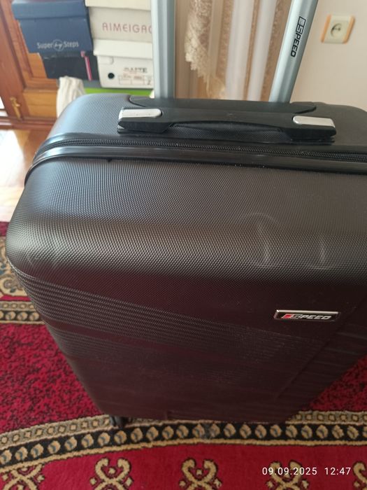 Продается чемодан размер М