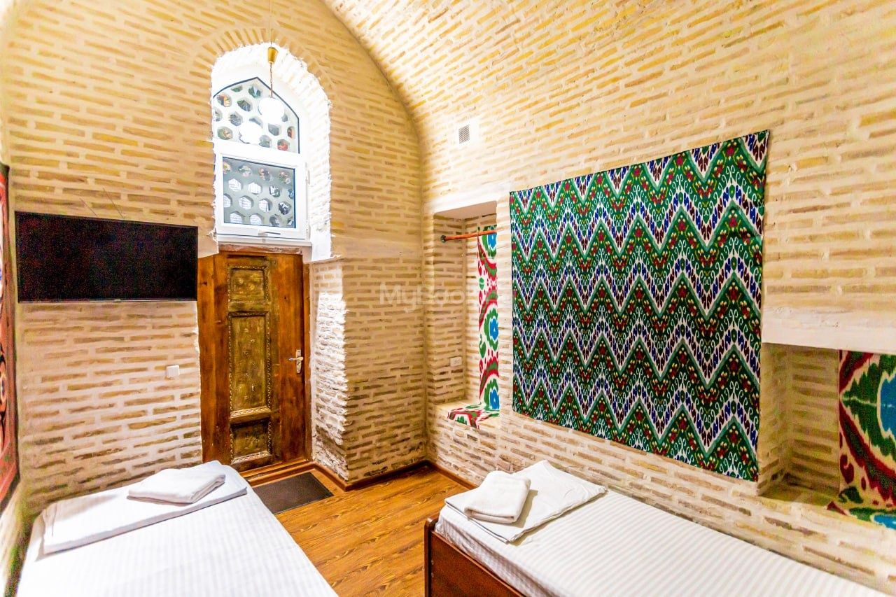 Arzon hotel. Labi hovuz yonida joylashgan 18-asr Carvon Saroyi