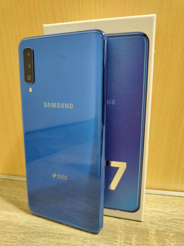 Samsung Galaxy A7 (2018) + 13бр. кейса и 2 usb кабела