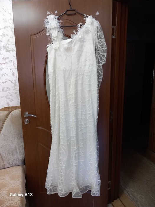 Официално бяла рокля