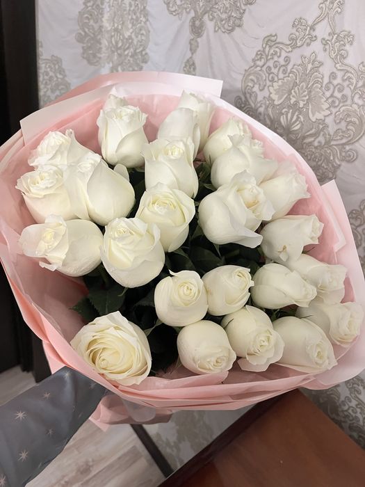 Белые розы 25 штук, свежие