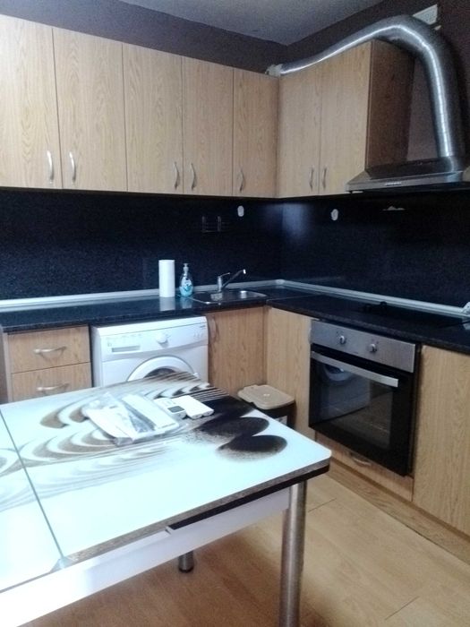 Дава тристаен апартамент под наем до болница Св.Панталеймон.