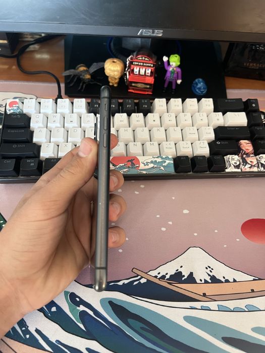 Vand iPhone 11 negru