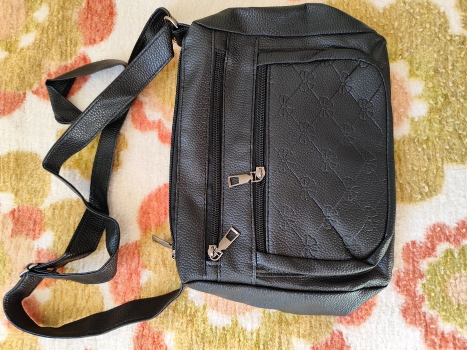 Дамска раница, размер 30 на 30 см.Чисто нова.